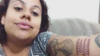 Charlize Mayla tatuou o "gemidão do WhatsApp" no braço/Foto: Facebook/Reprodução