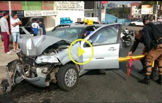 Imagem ilustrativa da imagem Idoso fica ferido após colisão com poste em Uvaranas