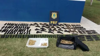 Imagem ilustrativa da imagem PRF apreende 'arsenal' de armas e munições no Paraná
