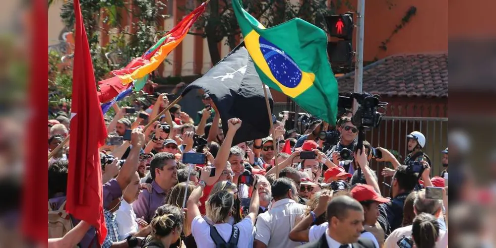 Imagem ilustrativa da imagem Lula chega à Justiça Federal sob gritos de manifestantes