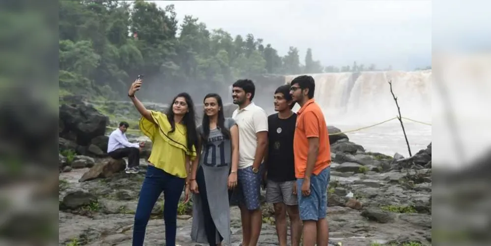 Turistas tiram selfie nos arredores de Saputara, Índia/Foto: Divulgação