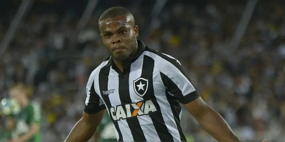 Vinícius Tanque marcou nos acréscimos para dar a vitória ao Botafogo