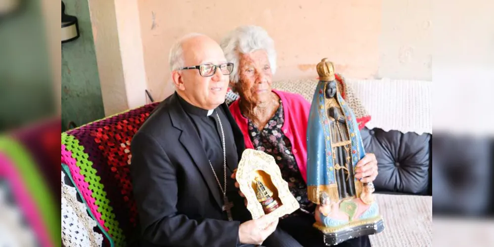 Maria Conceição Pedroso, de 89 anos, foi agraciada com a visita do bispo dom Sergio Arthur Braschi 