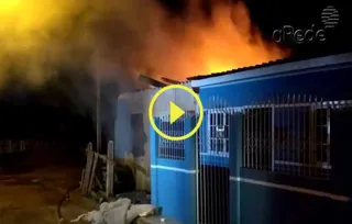 Imagem ilustrativa da imagem Moradores escapam a tempo de casa incendiada