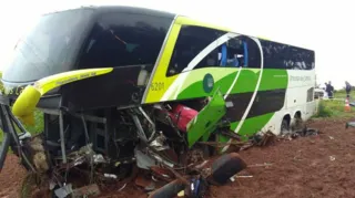 Motorista do ônibus morreu na hora e três passageiros tiveram lesões leves