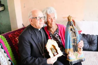 Maria Conceição Pedroso, de 89 anos, foi agraciada com a visita do bispo dom Sergio Arthur Braschi 
