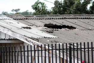 Em Pato Branco, no Sudoeste do Estado, 78 casas foram danificadas pelas rajadas de vento, afetando 390 pessoas