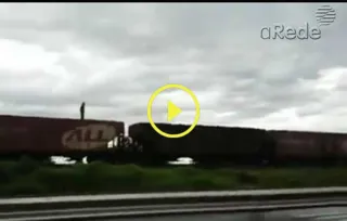 Imagem ilustrativa da imagem Rapaz é flagrado ‘surfando’ trem em movimento em PG