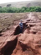 Foto do produtor, dentro da cratera aberta pela erosão, viralizou nas redes sociais e gerou comoção entre agricultores