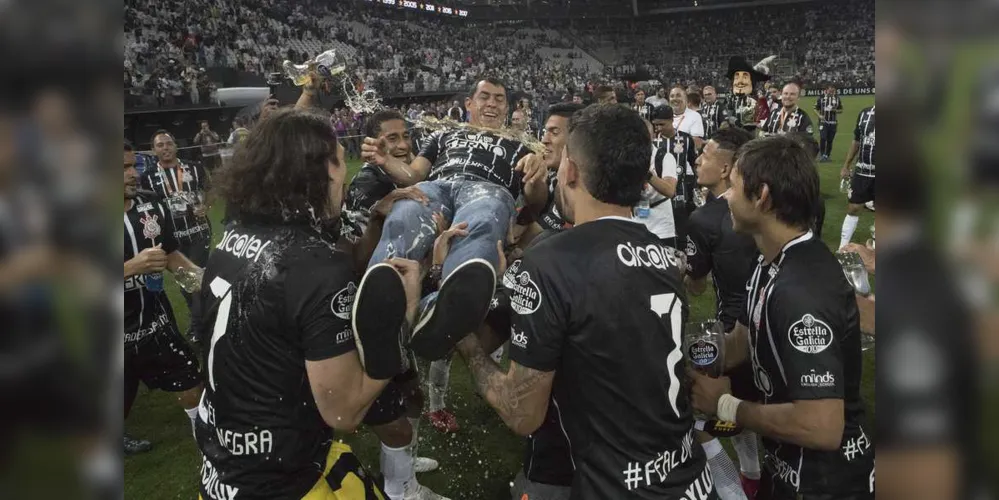 Carille foi carregado nos braços pelos jogadores do Corinthians no fim da partida