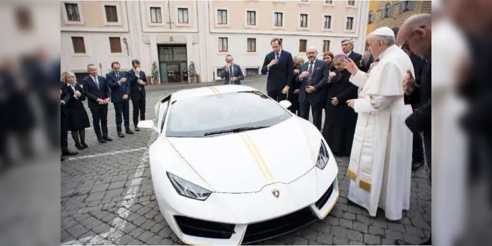  Francisco benze o Lamborghini diante de diretores da marca no Vaticano/Foto: Reprodução AFP