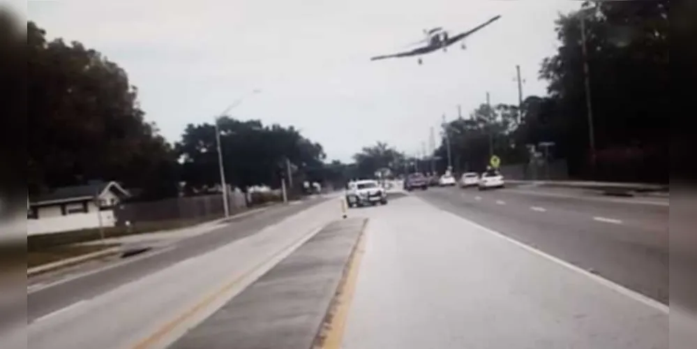 Câmera de uma viatura flagrou o momento da queda do avião. Foto: Reprodução