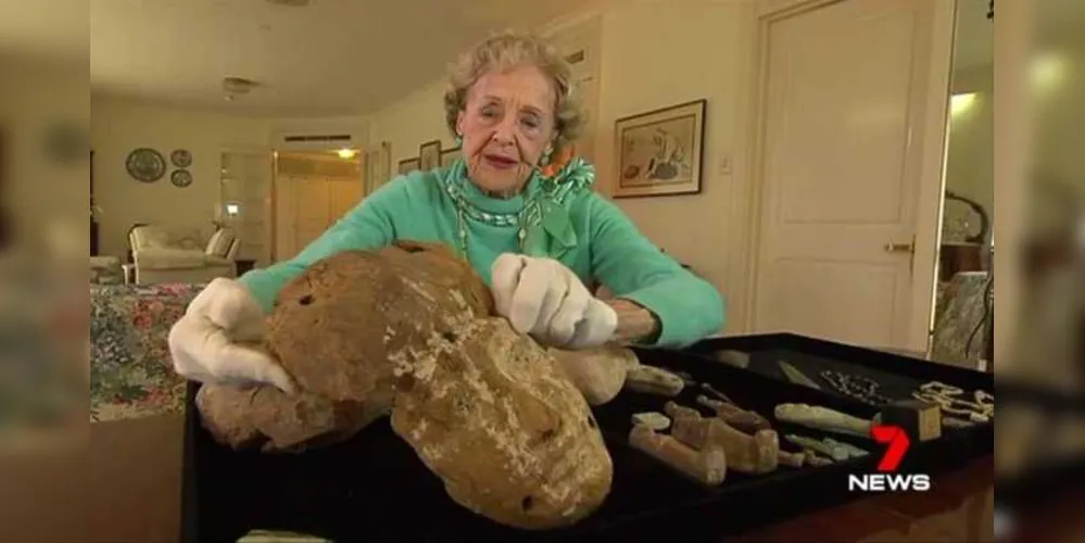 Joan Howard mostra uma máscara funerária que mantém em sua coleção/Foto: Reprodução 7News