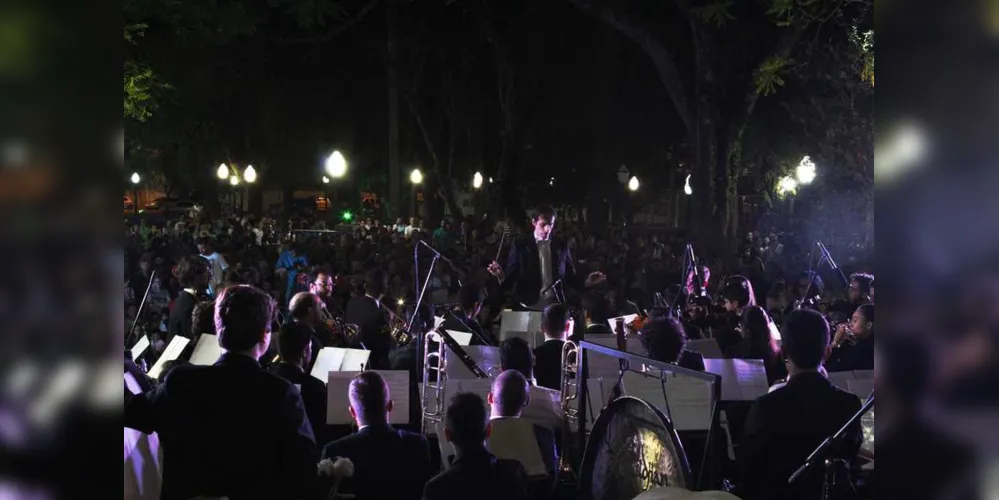 Praça Barão do Rio Branco ficou lotada para apresentação da obra Carmina Burana, que contou com mais de 200 músicos da cidade