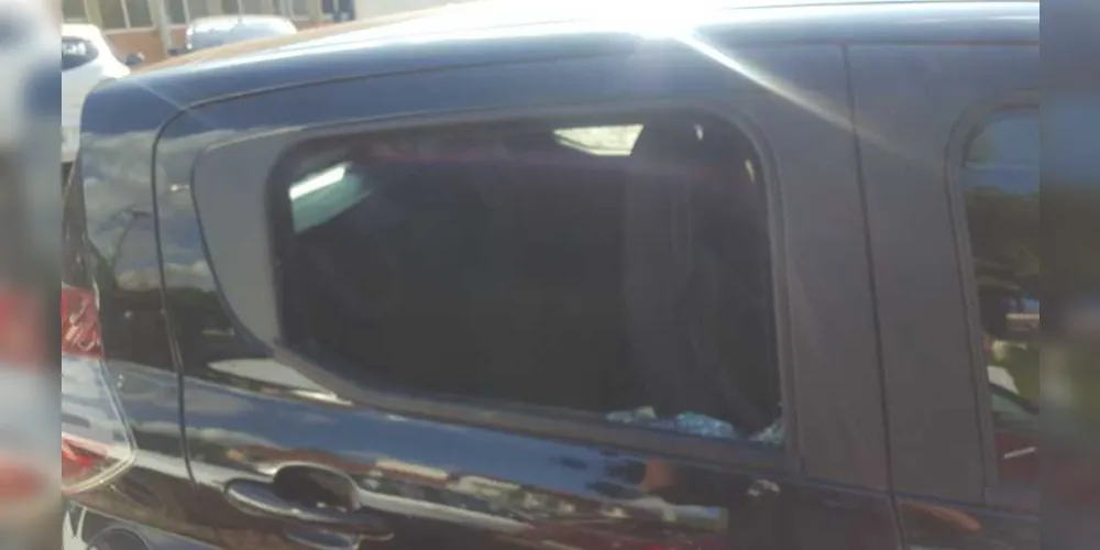Ladrão quebra vidro de carro para roubar mala