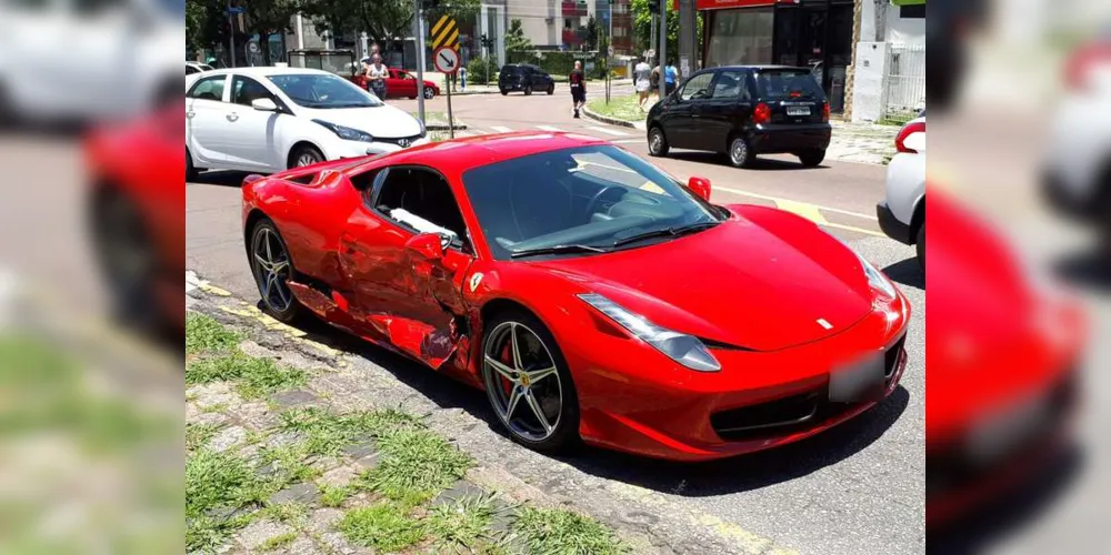 Imagem ilustrativa da imagem Acidente entre Ferrari e Jetta assusta moradores