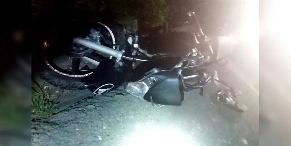 Piloto da moto está em estado grave e passageiro morreu no hospital