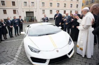  Francisco benze o Lamborghini diante de diretores da marca no Vaticano/Foto: Reprodução AFP