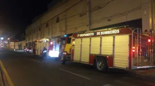 Ação rápida dos bombeiros impediu que fogo se alastrasse pelo prédio