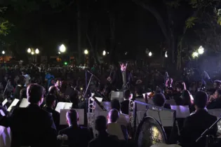 Praça Barão do Rio Branco ficou lotada para apresentação da obra Carmina Burana, que contou com mais de 200 músicos da cidade