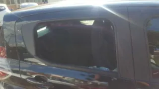 Ladrão quebra vidro de carro para roubar mala