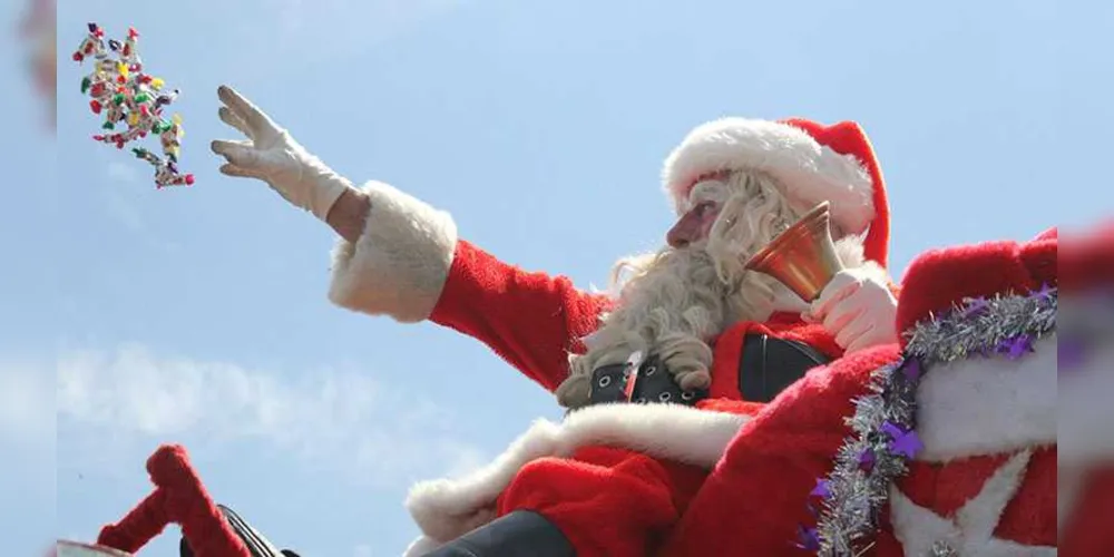 Papai Noel, de mais de 80 anos, anda pelas ruas da cidade doando balas aos pequenos