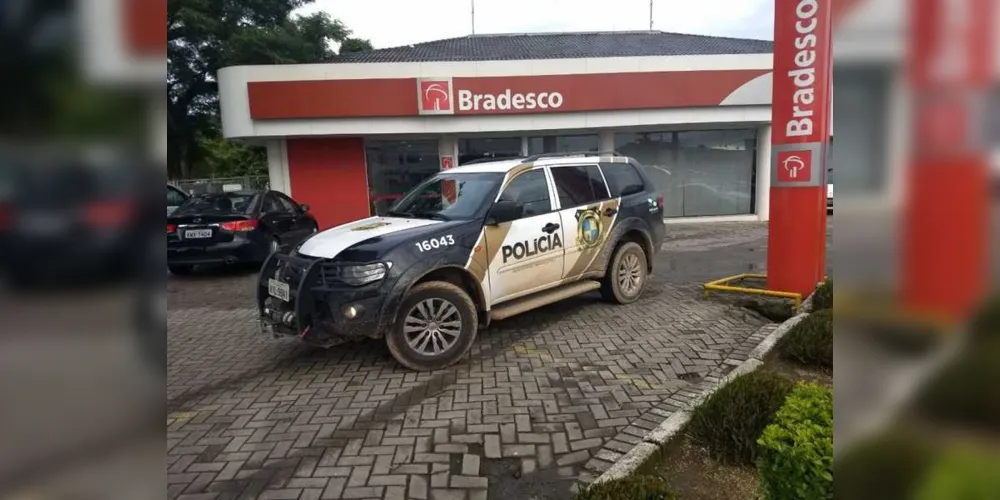 Assaltantes de banco conseguem fugir com meio milhão de reais de agência em Curitiba