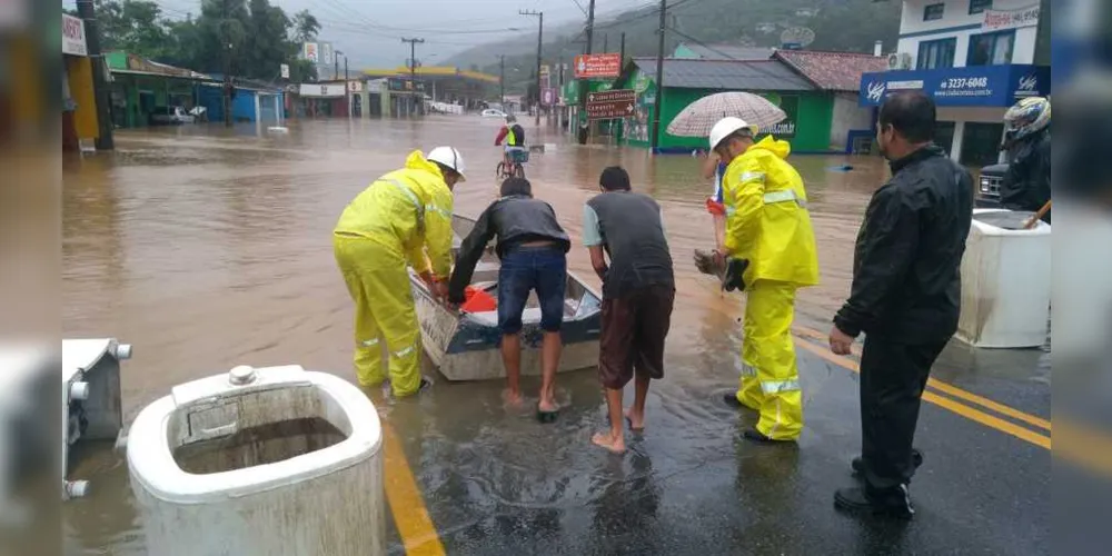 Várias cidades catarinenses já registraram situações de deslizamentos e alagamentos