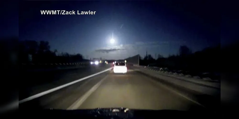 Câmera registrou o que seria o meteoro brilhando em rodovia no sul de Michigan, na terça-feira (16)/Foto: Divulgação Zack Lawler/WWMT via AP