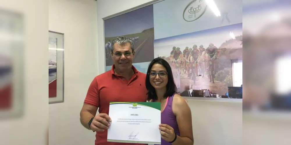 Atleta Talita Oliveira recebeu do presidente Eduardo Pereira o diploma de campeã do ranking nacional