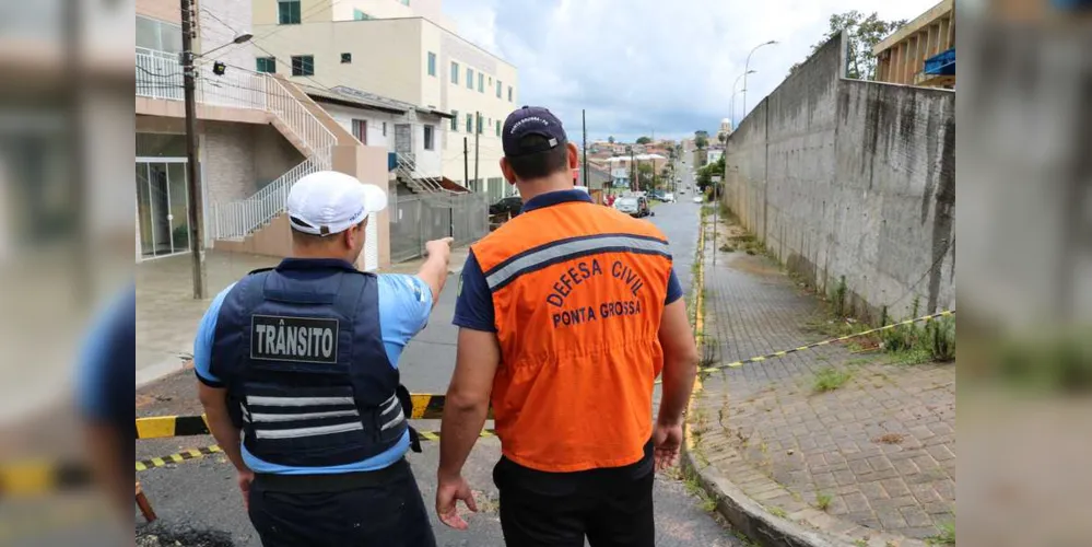 Risco de desabamento de muro leva Defesa Civil a interditar rua Visconde de Itaboraí