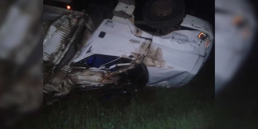 Apesar do estrago no caminhão, motorista escapou ileso do acidente