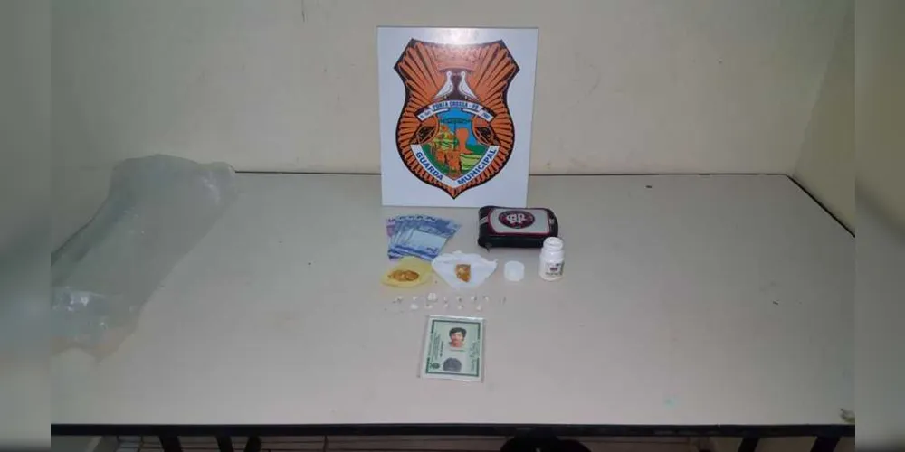 Além de drogas, uma carteira com documentos de outra pessoa foi encontrada na casa do suspeito