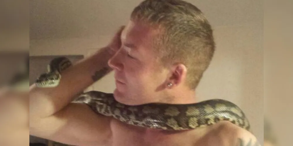 Nas redes sociais, o britânico costumava publicar fotos de si mesmo com grandes cobras/Foto: Reprodução Facebook