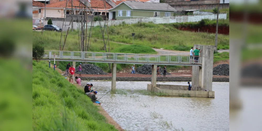 Jovens, adultos e crianças aproveitam a tarde pescando no Lago de Olarias