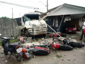 Imagem ilustrativa da imagem Caminhão desgovernado mata ciclista e atinge dez carros
