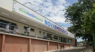 Mulher foi levada ao Hospital Geral de Nova Iguaçu e está entre a vida e a morte