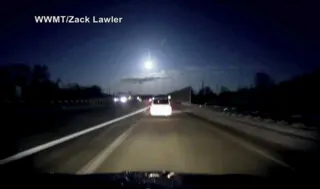 Câmera registrou o que seria o meteoro brilhando em rodovia no sul de Michigan, na terça-feira (16)/Foto: Divulgação Zack Lawler/WWMT via AP