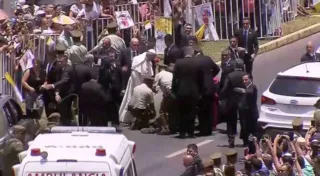 Papa Francisco ajuda policial que caiu do cavalo em Iquique, no Chile/Foto: Reprodução Reuters TV