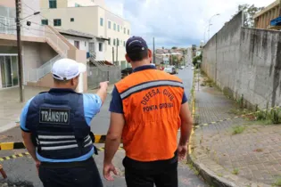 Risco de desabamento de muro leva Defesa Civil a interditar rua Visconde de Itaboraí