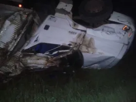 Apesar do estrago no caminhão, motorista escapou ileso do acidente