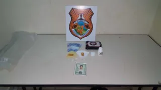 Além de drogas, uma carteira com documentos de outra pessoa foi encontrada na casa do suspeito