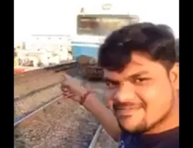 Imagem ilustrativa da imagem Rapaz é atingido por trem ao tentar tirar uma selfie; veja o vídeo