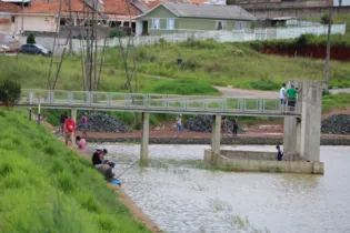 Jovens, adultos e crianças aproveitam a tarde pescando no Lago de Olarias