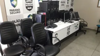 Computadores e cadeiras foram apreendidas pela polícia 