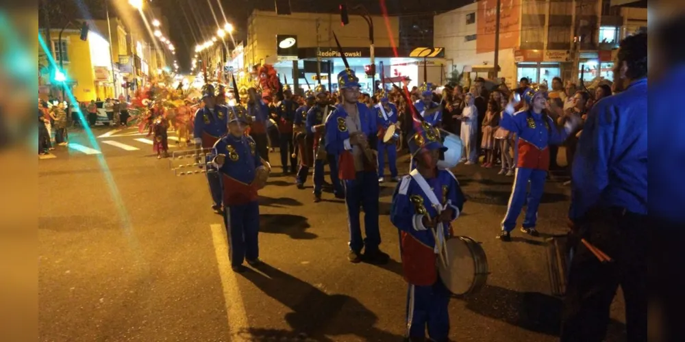 Imagem ilustrativa da imagem Confira fotos do desfile das Escolas de Samba em PG