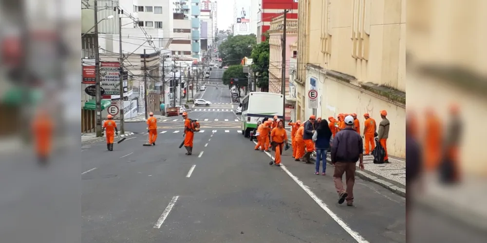 Imagem ilustrativa da imagem Funcionários da Prefeitura limpam sujeira da Rua XV