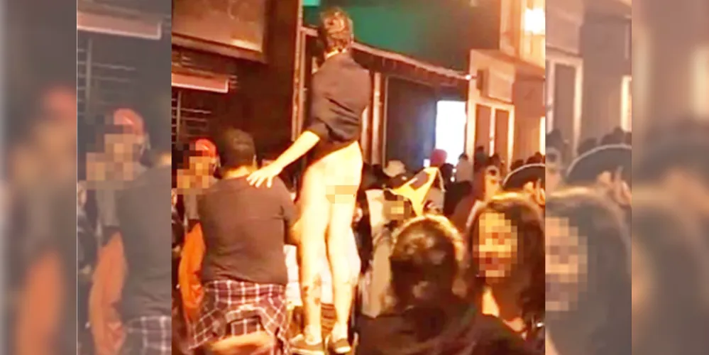 Em vídeo, jovem sobe em banco, levanta saia e mostra partes íntimas ao público