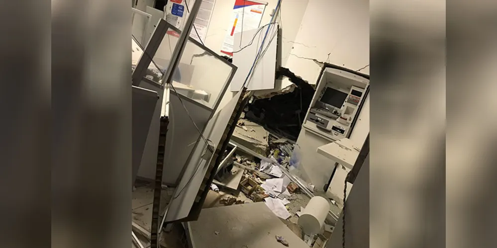 Imagem ilustrativa da imagem Quadrilha ataca PM e explode banco no interior do PR