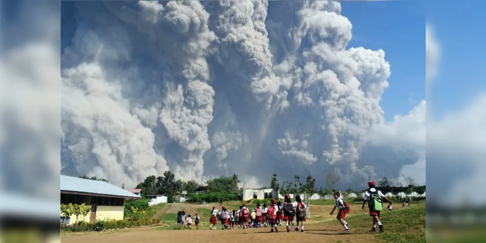 Coluna de fumaça do vulcão Sinabung /Foto: Reprodução Agence France -Presse/Anto Sembiring